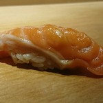 すし幸徳 - 道産の天然物。ノルウェーの味無しとは雲泥の差。でも、対照するのも変かもですね、。
      とにかく良くも悪くも味が強く、鮭臭も強めで、大人なサーモン様。
      私にはぴったり合う握りでした(^o^)