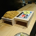 すし幸徳 - おおぉぉぉ!!!ｯｯ
      でました、はだての雲丹！しかも競り番は１Σ(゜Д゜)
      
      はだての雲丹は さかいさんと すし伝さんで過去に食べましたが、ここはさかいさんやすし伝さんより優先で仕入れれるとのこと