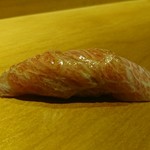 すし幸徳 - カマトロ様。筋もまた旨い。咀嚼がこんなに楽しめるとは…