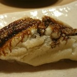 すし幸徳 - 詰めずに骨の出汁と煮きりを合わせただけとのことで、さっぱりと美味しいです、
      ホントにセンスを感じます。
      穴子ほど似通ったネタに、独自性&定番の融合で、これまた良いです