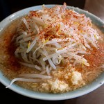 ラーメン二郎 - ラーメン小・ニンニクアブラトウガラシ（700円）
      