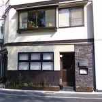 ラシーヌ - 一軒家の一階部分がお店