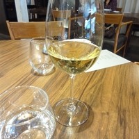 La Cime - 丸いテーブルも、いくつか。　僕は、丸いテーブルのほうが好き。　飲み物は、妻はワイン、僕は水。　