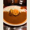 箸で食べるあつあつ鉄皿ハンバーグとカレーのお店