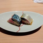 匠 進吾 - 酢〆した胡麻鯖に刻みガリ、胡麻、ネギ