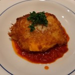 曽和料理店 - 鶏もも肉を包むきめ細かいパン粉とパルメザンチーズで仕上げた衣、トマトの甘味とオイルが調和したフレッシュなソースがマッチ