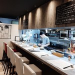 欧風食堂 曽和料理店 - 内観写真:店内はモダンでシンプルなセンス良さ、1つだけ真っ赤なカウンター席も可愛い!