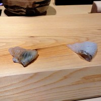すが弥 - お造りは明石のあまて鰈、エンガワを巻いたものに煮切り、木の芽と昆布を巻いたものは塩