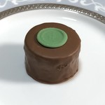 ピエール・エルメ・パリ - ムーンケーキ セザム ノワール、横から