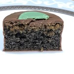 ピエール・エルメ・パリ - ムーンケーキ セザム ノワール、断面