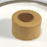 ピエール・エルメ・パリ - ムーンケーキ アンフィニマン カラメル、横から