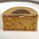 ピエール・エルメ・パリ - ムーンケーキ アンフィニマン カラメル、断面