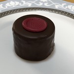ピエール・エルメ・パリ - ムーンケーキ ショコラ エ プラリネ ノワゼット、横から