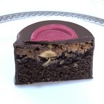 ピエール・エルメ・パリ - ムーンケーキ ショコラ エ プラリネ ノワゼット、断面