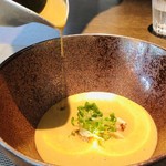 AMOUR - オマールのビスクが注がれています(^^)