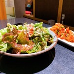 Yakiniku Kenkyuujo - コースのサラダとキムチ