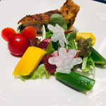 モアチェ モアチェ - キッシュロレーヌとマンゴーとハモンセラーノのサラダ