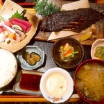 Kaisen Shokudou Ishii - ◼️い志い御膳【￥1200】
                        マグロの中落ちの塩焼き、お刺身、味噌汁、小鉢三種
                        ご飯
                        ◼️良質なお魚を厳選されているのでどれも質が高い。
                        お刺身は、旨味と甘味が食べた瞬間に口いっぱいに広がります。