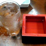 ちょっとここん亭 - かたふね（甘口）冷酒です、枡にいっぱいこぼしてくれます