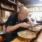 安兵衛 - 大将がひと口大に切ってくださいます