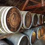 ニッカウヰスキー 余市蒸溜所 - 創業当時の樽、現在は使っていませんが、奥に50メートルあるこの棟の奥の方の樽は今でも使用中だそう。