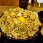 伝説のすた丼屋 - 生玉子を真ん中に落としてと…