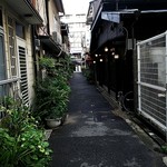 奈良屋町 青 - 奈良屋町の路地裏、この先に