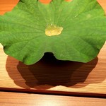 奈良屋町 青 - 蓮の葉、上はトマトのジュレ