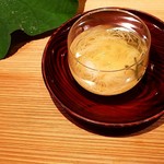 奈良屋町 青 - 極細ソーメン、トマトのコンソメ、蓴菜、蓮の葉の上のトマトのジュレも流し込む