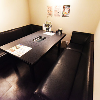 Sofa seating for 4 to 6 guests, perfect for gatherings and parties with friends.