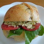 カカポ・ベーカリー - 庄司さん家のバジルと蒸し鶏のサンド350円(税込)
