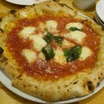 Pizzeria ALLORO - 続いて、窯焼きなスタイルの「マルゲリータ」が登場！