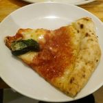 Pizzeria ALLORO - 「マルゲリータ」は、生地は表面カリッとしていて中はもちもち！トマトの酸味、バジルの香り、チーズのコクが効いてウマウマ！
