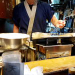 Tachinomi Uotsubaki - 天ぷら揚げてます