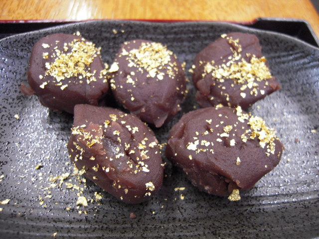 『金箔が飛び散るあんころ餅の豪快さに感動☆』by tomoseipapa : 兼六園茶屋 見城亭 (ケンジョウテイ) - 北鉄金沢/日本料理 ...