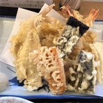 Tenkaku - 天ぷらは海老の天ぷらが4尾に白身の魚天ぷらが2尾に茄子、玉葱、人参、海苔天付き。