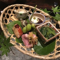 鮨うえの - 【前菜八寸】さよりの手毬寿司、粟麩照り焼き、小松菜煮浸し、鴨ロース（粒マスタード）、ししとう、新銀杏、水茄子、金目鯛