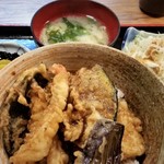 ひさご - 天丼。味噌汁、サラダ、漬物がついてきます。