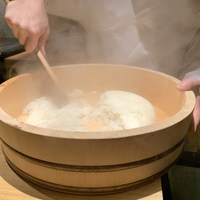 鮨 利﨑 - ツケ場でシャリを作ります