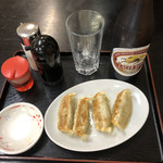 グリルストウ - 料理写真:餃子と瓶ビール