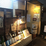 手打蕎麦 ごとう - 店の前には酒瓶が並んでいます