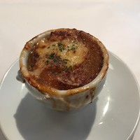 ビストロ ラ ポーレ - グラタンオニオンスープ(+350)
                      熱々で出てきます(*´∀`)　ハーフサイズで量もちょうどよいです。