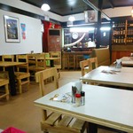 レストラン　ガンジー - 店内　椅子は手作りか('_'?)