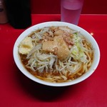 ラーメン二郎 - 赤いカウンターとのコントラストも美しい…。