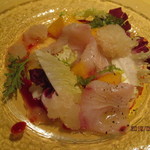 スタジオーネ フルッティフィカーレ - カンパチのカルパッチョ　黄桃などのグラニテ