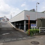 Sagamihara 欅 - この大型立体駐車場内にお店専用駐車場が２台分あります。お店の向かいの細い道を入っていき、小さな交差点をふたつ越えた先。