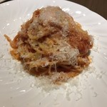 Raransururu - パルミジャーノチーズとペコリーノロマーノチーズのトマトソーススパゲティ