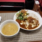 ビーダブリュー カフェ - 爽やかな酸味と旨味！トマトカレーランチ