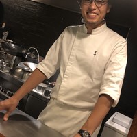 虎峰 - 鬼崎シェフは長身でイケメン。英語も堪能なご様子。