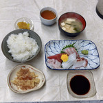 Kappoumakino - ●盛り合わせ造り定食¥1000税込
                        ・五種盛
                        ・小鉢
                        ・白ご飯
                        ・味噌汁
                        ・香の物